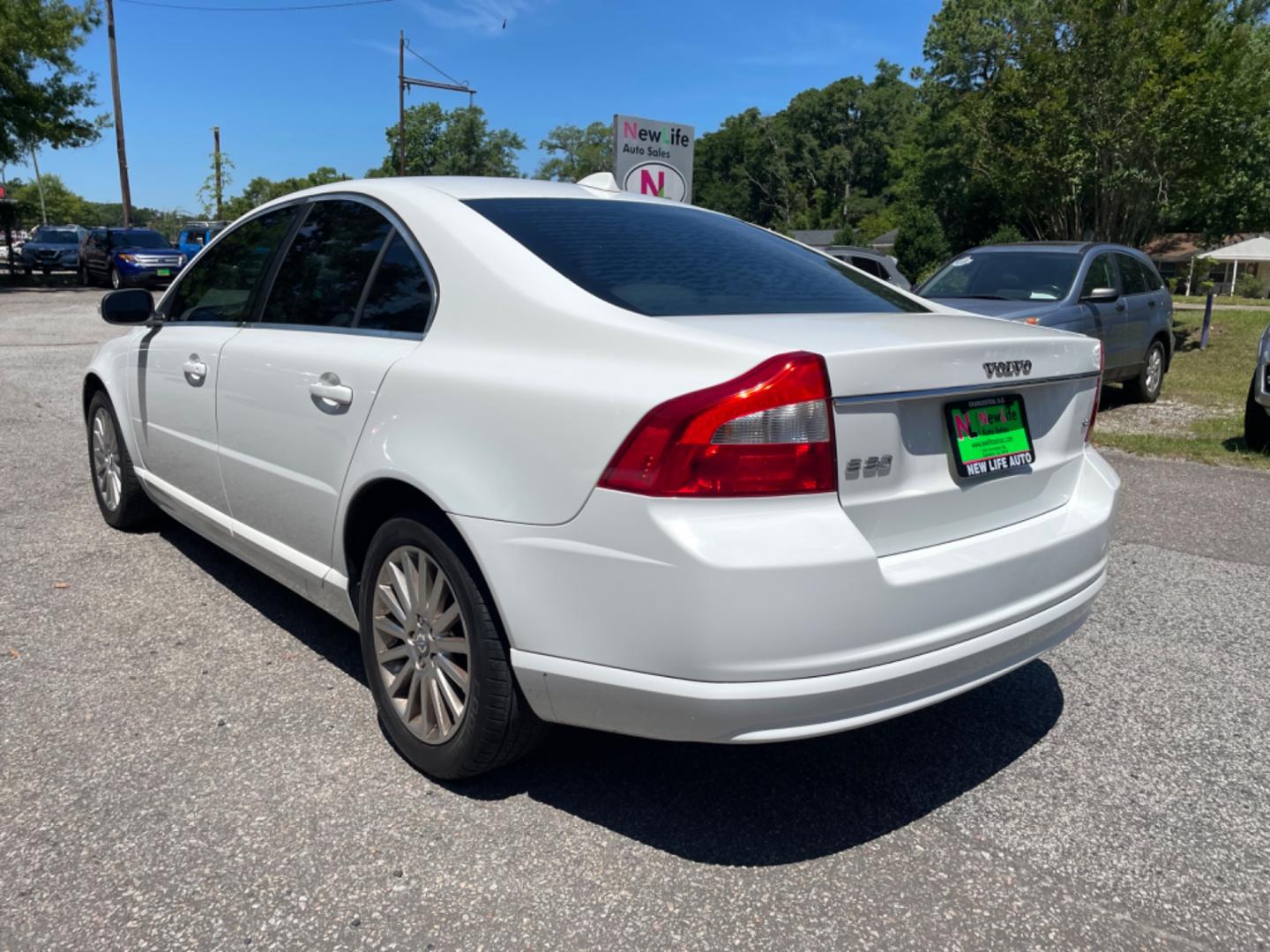 2007 WHITE VOLVO S80 3.2 (YV1AS982X71) with an 3.2L engine, Automatic transmission, located at 5103 Dorchester Rd., Charleston, SC, 29418-5607, (843) 767-1122, 36.245171, -115.228050 - Clean CarFax (no accidents reported!) Comfortable & Spacious interior with Leather, Sunroof, CD/AUX/AM/FM, Dual Climate Control, Power Everything (windows, locks, seats, mirrors), Heated Seats, Push Button Start, Keyless Entry, Alloy Wheels. Local Trade-in!! 129k miles Located at New Life Auto Sale - Photo#4